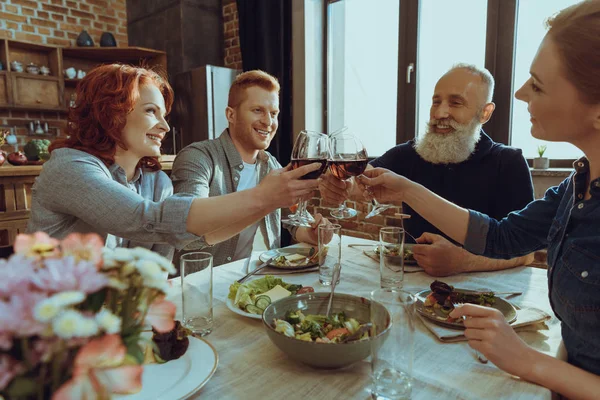 Family clinking glasses of wine — Stock Photo, Image