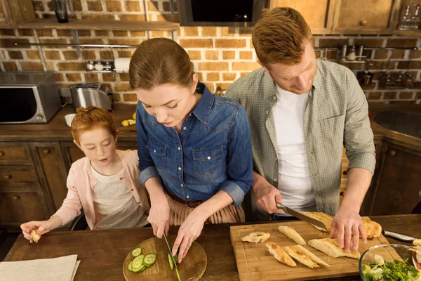 Family cooking dinner — Stock Photo, Image