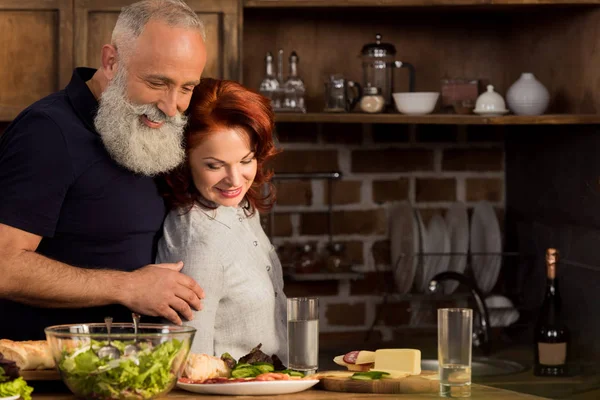 Senioren paar in keuken — Gratis stockfoto