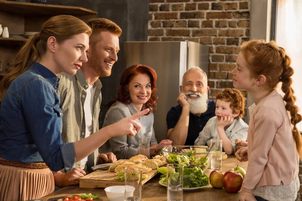 aile akşam yemeği hazırlamak