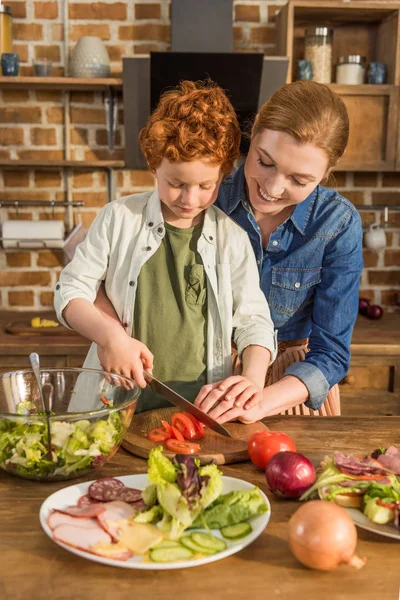 Hijo ayudando a madre a cocinar cena — Foto de Stock