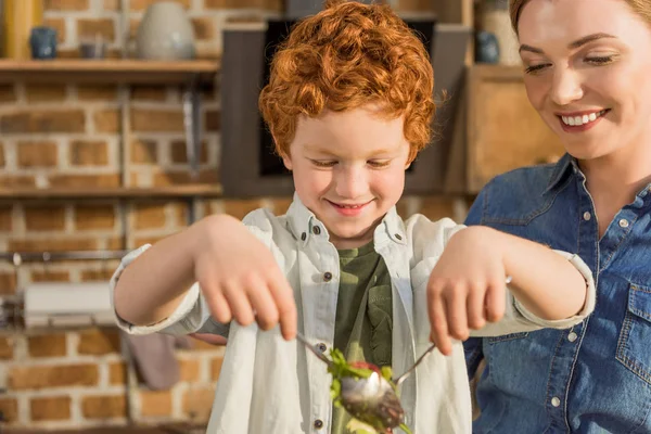 Oğlum yardım anne yemek