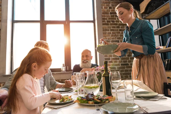 Familie zu Hause beim Abendessen — Stockfoto