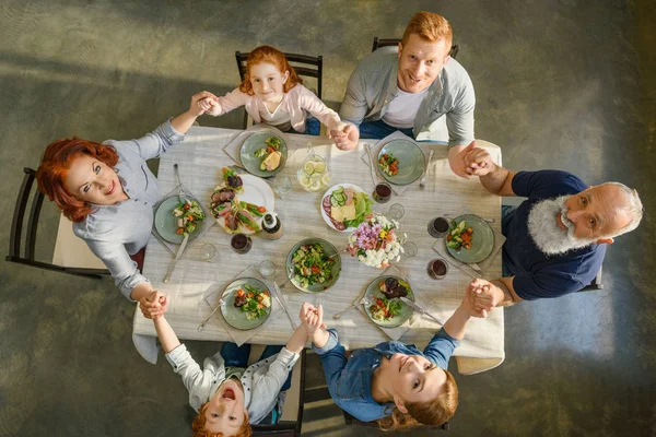 Familia rezando durante la cena — Foto de Stock