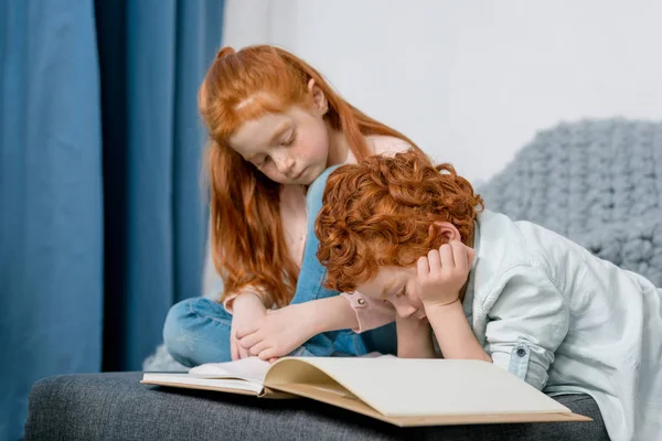 Дети читают книгу — стоковое фото