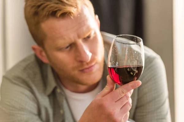 Man med glas vin — Stockfoto