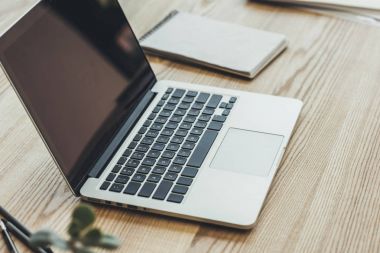 Laptop ve defter üstünde okul sırası