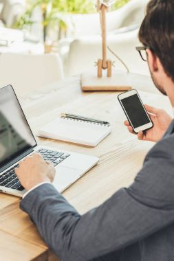 İş adamı kontrol telefon