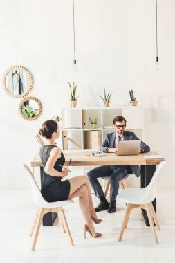 işadamı ile iş tartışmaya secretery