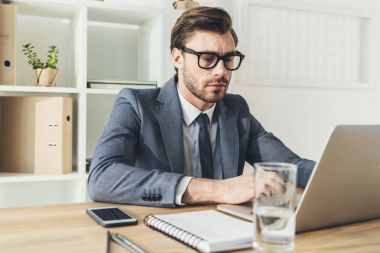 İşadamı laptopta çalışıyor.