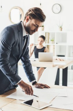 Kağıtları kontrol işadamı