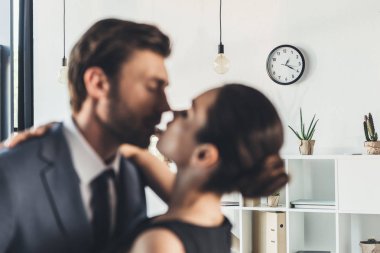 Çift öpücük için eğilerek