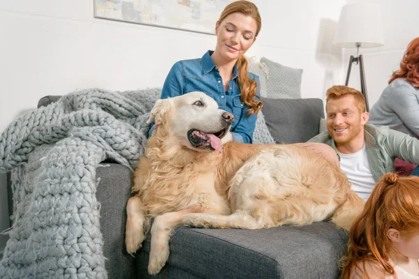 Familjen vilar på soffan — Stockfoto