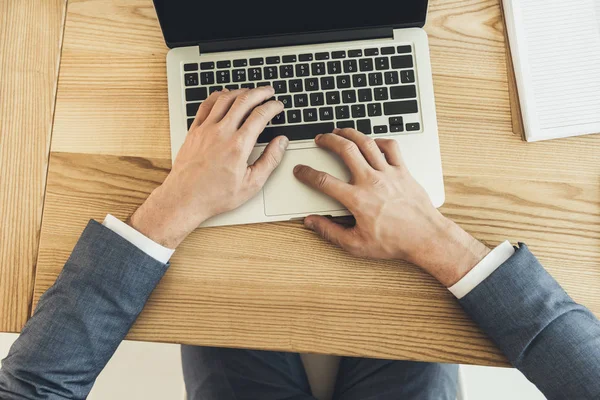 Manos masculinas escribiendo en el portátil — Foto de Stock