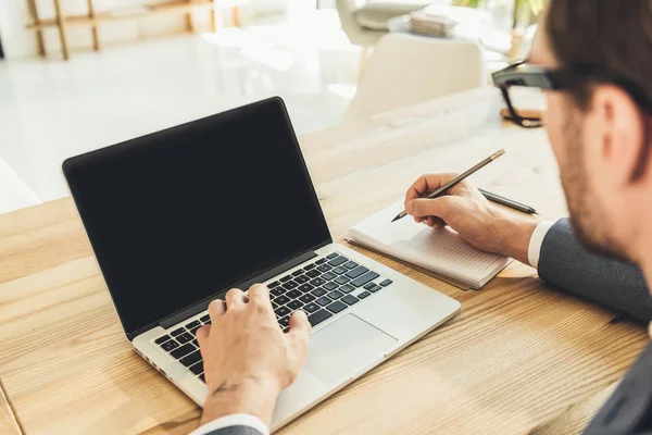 Empresário que trabalha no escritório — Fotografia de Stock