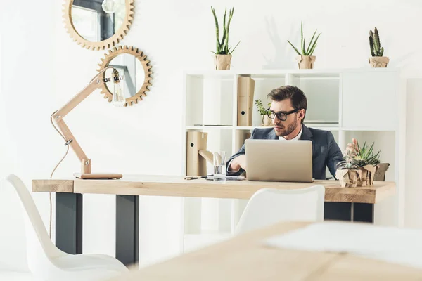 Uomo d'affari che lavora con il computer portatile — Foto Stock