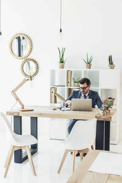 Empresário trabalhando na mesa no escritório — Fotografia de Stock