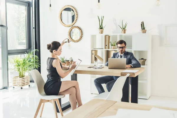 Homme d'affaires et sécréteur travaillant au bureau — Photo