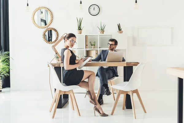 Homme d'affaires et sécréteur travaillant au bureau — Photo