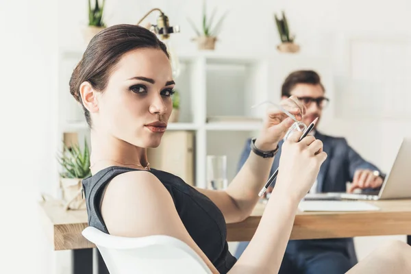 Jeune sécréteur assis au bureau — Photo