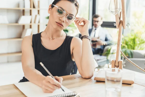 Joven secretismo tomando notas — Foto de Stock