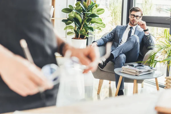 Hombre de negocios mirando secretismo — Foto de Stock