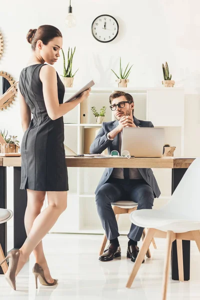 Businessman looking at seductive secretery — Stock Photo, Image