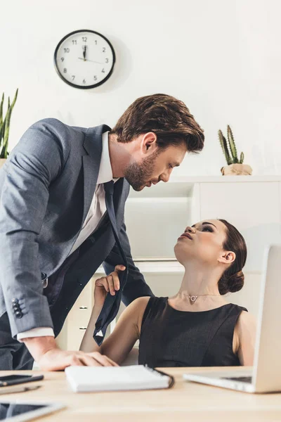 Patron ile flört secretery