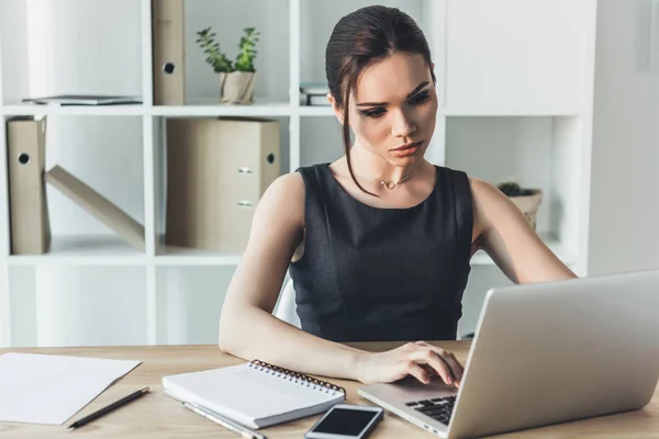 Businesswoman pracuje z laptopem — Zdjęcie stockowe