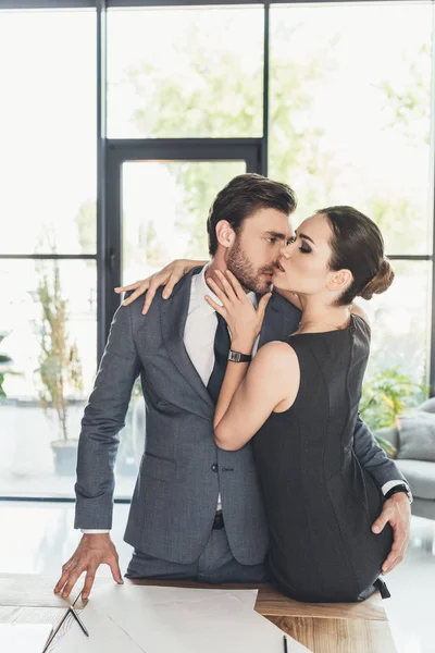 Pareja besándose en la oficina —  Fotos de Stock