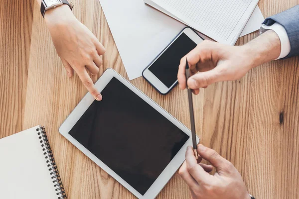 Female hand pointing to tablet — Stock Photo, Image