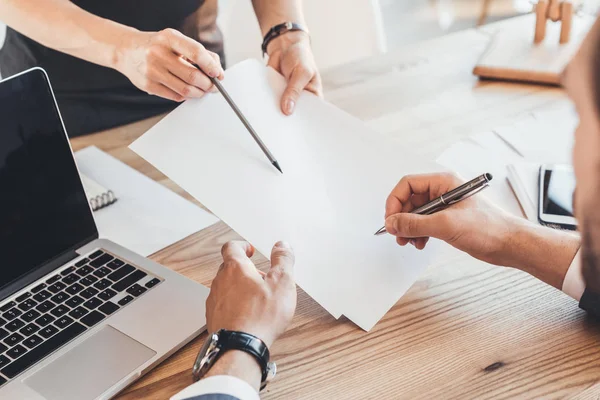 Чиновник подписывает бумаги. Подпись документов. Президент подписывает указ. Автор подписывает книгу. Документ для росписи в загсе.