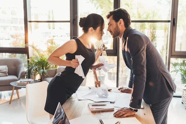 Pareja teniendo discusión en el cargo — Foto de Stock