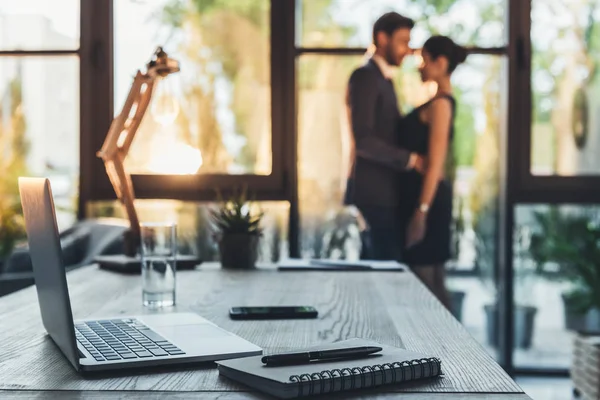 Young couple in office — Stock Photo, Image