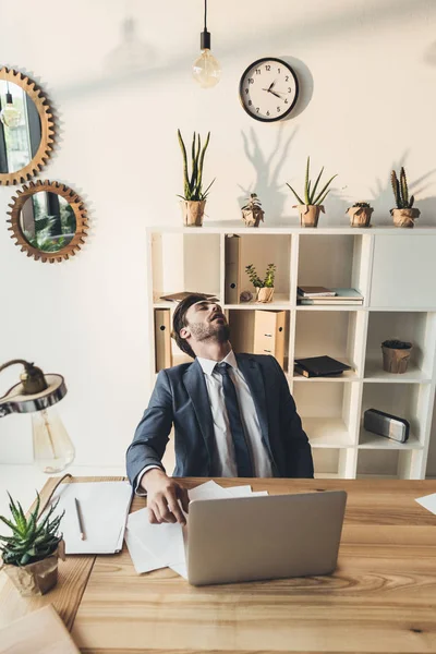 Jovem empresário cochilando no escritório — Fotografia de Stock