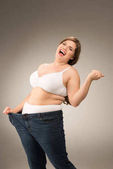 šťastná žena s nadváhou v džínách