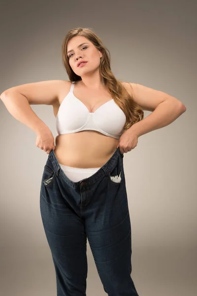 Übergewichtige Frau trägt Jeans — Stockfoto