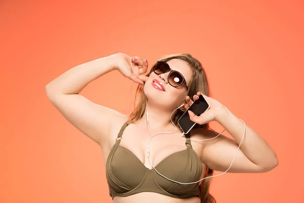 Overweight woman listening music — Stock Photo, Image