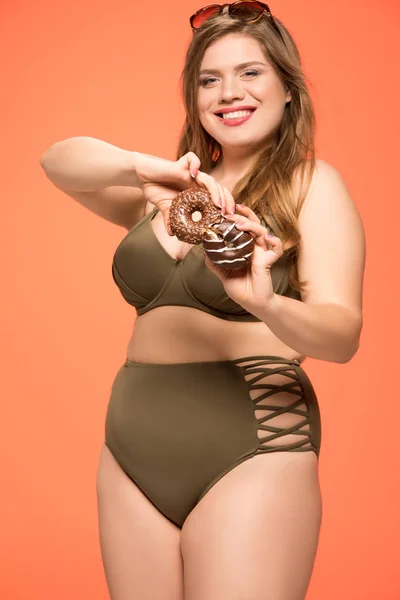 Overgewicht vrouw met donuts — Stockfoto