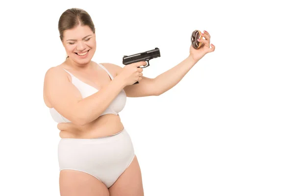Donna sovrappeso con pistola e ciambella — Foto Stock