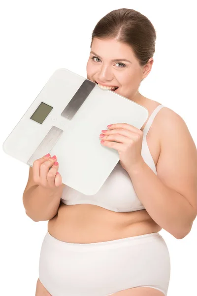 太りすぎのスケールをかむ女性  — 無料ストックフォト