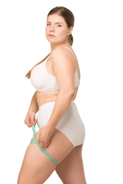 Mujer con sobrepeso que mide la pierna — Foto de Stock