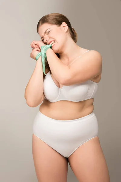 Надмірна вага жінка пов'язана з вимірювальною стрічкою — стокове фото
