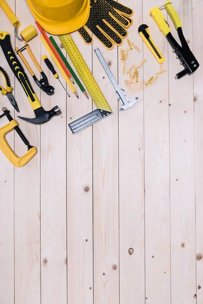 Vista superior de diferentes ferramentas em mesa de madeira com espaço de cópia — Fotografia de Stock