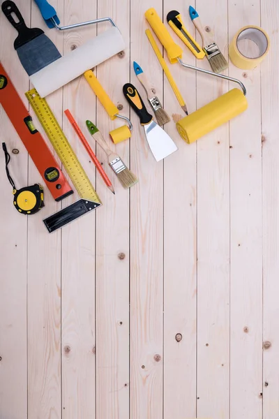 Vue du dessus de l'ensemble des outils de construction sur table en bois — Photo de stock