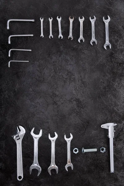 Вид сверху комплекта строительных инструментов, гаечных ключей и ключей на черном — стоковое фото