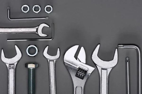 Vista superior del conjunto de diversas herramientas de trabajo en gris - foto de stock