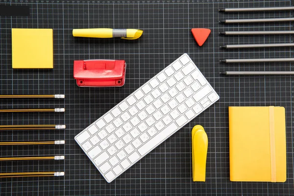 Teclado e material de escritório — Fotografia de Stock