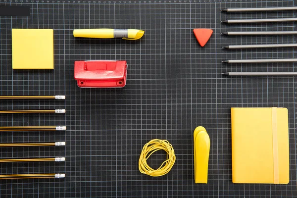 Fournitures de bureau organisées — Photo de stock