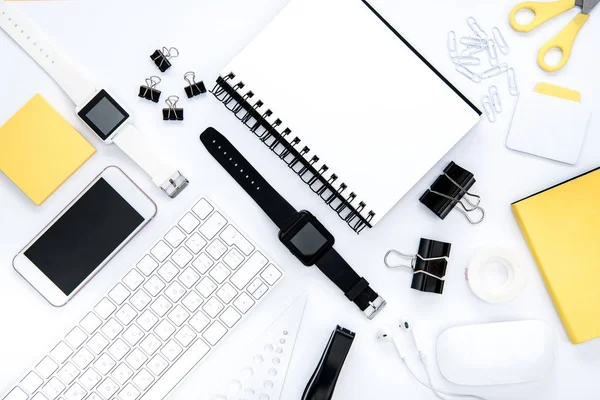 Fournitures de bureau organisées — Photo de stock